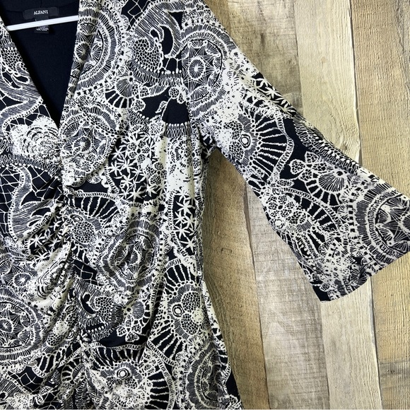 Alfani Large Black & White Print Top V-Neck Ruched Front 3/4 Sleeves - Picture 3 of 7